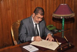 الرئيس مرسي يوقع مرسوم إنفاذ الدستور الجديد