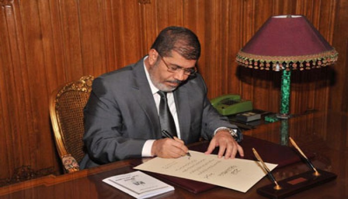 الرئيس مرسي يوقع مرسوم إنفاذ الدستور الجديد