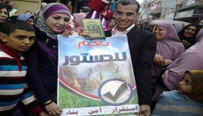 مواطن يعلن خطبته أمام لجنة استفتاء بعنوان "نعم" للدستور