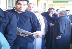 د. أحمد دياب يقف في طابور الاستفتاء للإدلاء بصوته