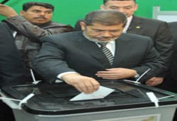 الرئيس مرسي يدلي بصوته بمصر الجديدة والمواطنون يستقبلونه بالتصفيق