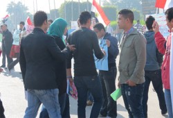وقفة لطلاب حلوان للحث على المشاركة في استفتاء الدستور