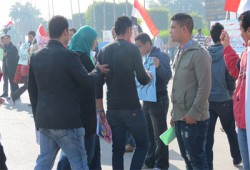وقفة لطلاب حلوان للحث على المشاركة في استفتاء الدستور