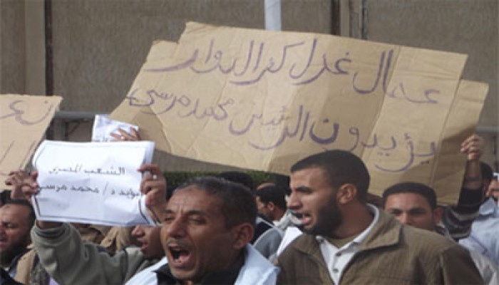 مسيرة لعمال شركة الغزل والنسيج بكفر الدوار تأييدًا للدستور الجديد