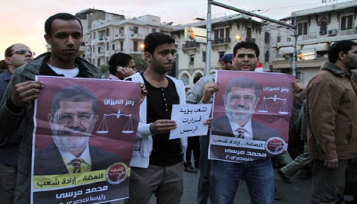 سلسلة بشرية بطريق صلاح سالم تأييدًا للرئيس