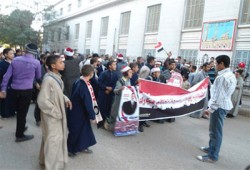 وقفة لطلاب معهد سوهاج الديني تأييدًا لقرارات الرئيس
