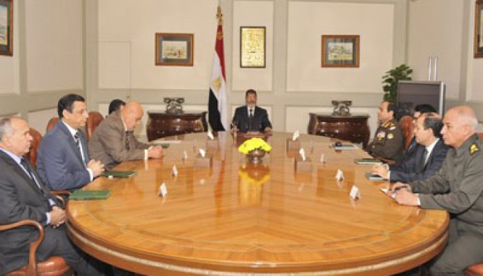 الرئيس مرسي يبحث مع قنديل وعدد من الوزراء الأوضاع الراهنة