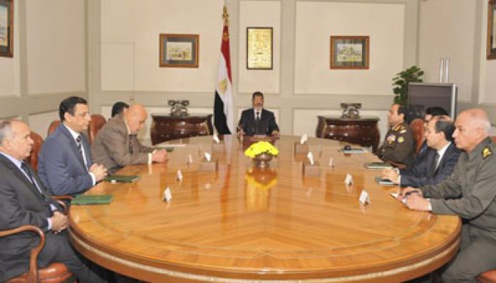 الرئيس مرسي يبحث مع قنديل وعدد من الوزراء الأوضاع الراهنة