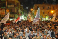 عشرات الآلاف في المنيا يهتفون "الشعب يؤيد قرارات الرئيس"