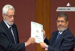 الرئيس مرسي يتسلم مشروع الدستور الجديد من المستشار الغرياني