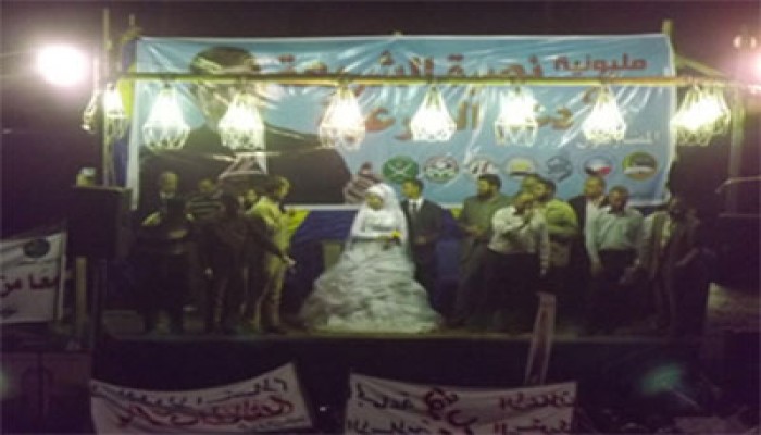 عروسان يعلنان تأييد الرئيس في مليونية "الشرعية والشريعة" بأسيوط