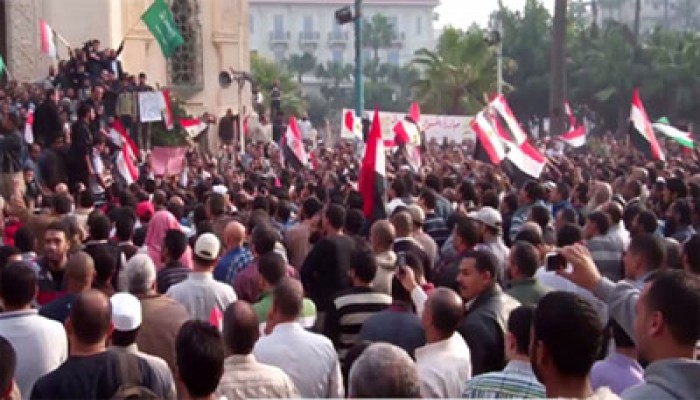 الآلاف بالإسكندرية يحتشدون أمام القائد إبراهيم تأييدًا لقرارات الرئيس