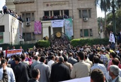 بالصور.. "المحامين" تنظم وقفة لتأييد الرئيس وتطالب بإسقاط عاشور