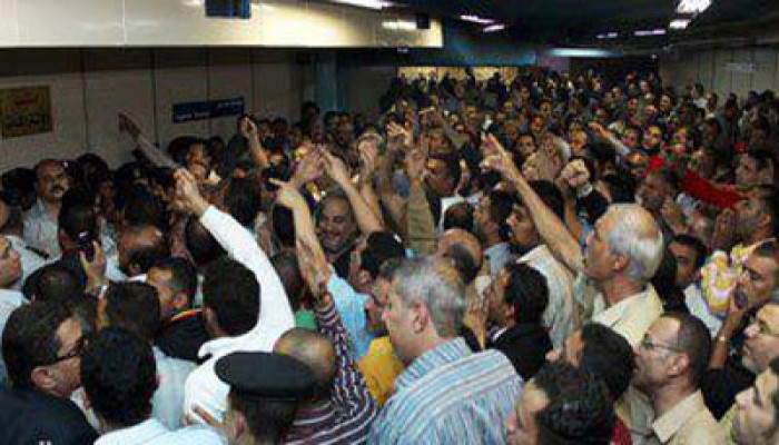 محطات المترو تهتف: "الشعب يؤيد قرارات الرئيس"