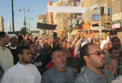 أهالي المنيا يهتفون: "مرسي يلا اضرب تاني لسه الزند ولسه تهاني"