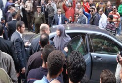 حرم الرئيس مرسي تقدم العزاء لأسرة الشهيد إسلام مسعود