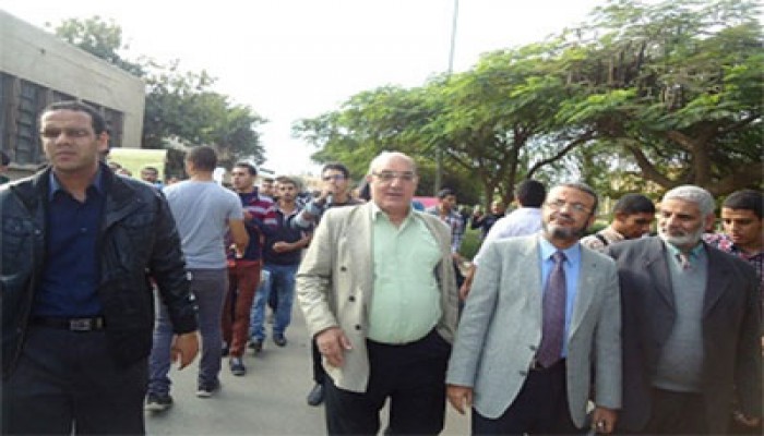 أساتذة جامعة المنصورة يتقدمون مسيرة طلابية لتأييد قرارات الرئيس