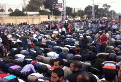 عشرات الآلاف يؤدون صلاة الجمعة أمام الاتحادية تأييدًا لقرارات الرئيس