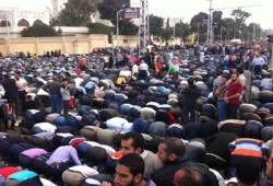 عشرات الآلاف يؤدون صلاة الجمعة أمام الاتحادية تأييدًا لقرارات الرئيس