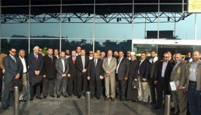 وفد التضامن مع غزة يغادر من مطار القاهرة برئاسة الكتاتني