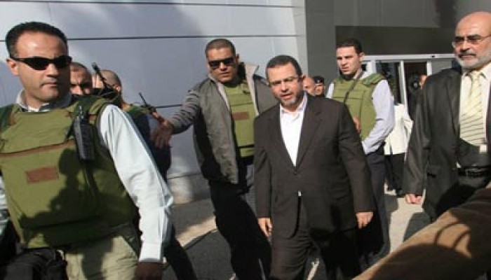 قنديل يصل غزة بحراسة مصرية