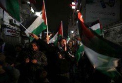المتظاهرون في رام الله: "الشعب يريد قصف تل أبيب"