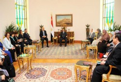 الرئيس يناقش مستجدات المشهد السياسي في لقائه مع الرموز النسائية