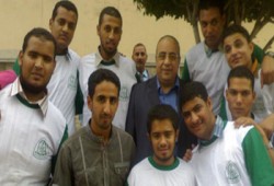 عميد تربية الزقازيق يشارك الطلاب في حملة "أحلى جامعة"