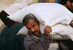 إدخال 38 طنًّا من مساعدات من بيت العيلة إلى قطاع غزة