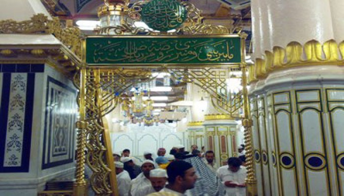 ضيوف الرحمن يتسابقون للصلاة في الروضة الشريفة بالمسجد النبوي