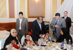 الرئيس مرسي يشارك بعض الأسر المصرية على مأدبة غداء