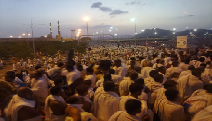 ملايين الحجاج يتدفقون على مشعر "منى" لرمي جمرة العقبة الكبرى