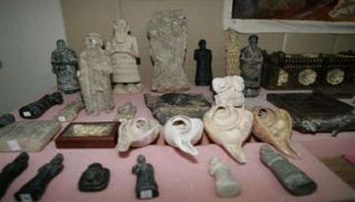 ضبط ثلاثة أشخاص وبحوزتهم 4 قطع يشتبه في أثريتها بقنا