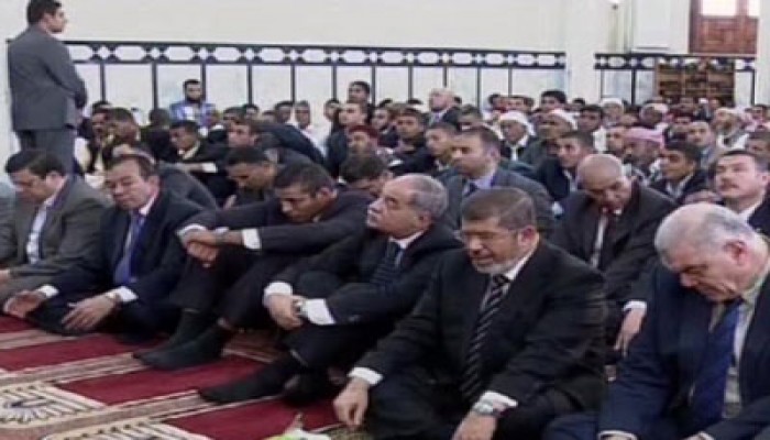 الرئيس يؤدي صلاة الجمعة في مسجد التنعيم بمحافظة مطروح