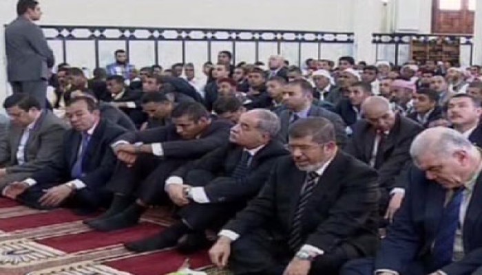 الرئيس يؤدي صلاة الجمعة في مسجد التنعيم بمحافظة مطروح