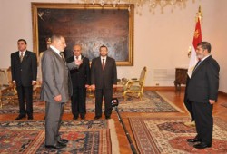 نائب محافظ القاهرة يؤدي اليمين أمام الرئيس مرسي