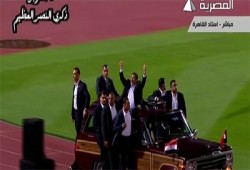 الرئيس مرسي يطوف إستاد القاهرة لتحية الجماهير