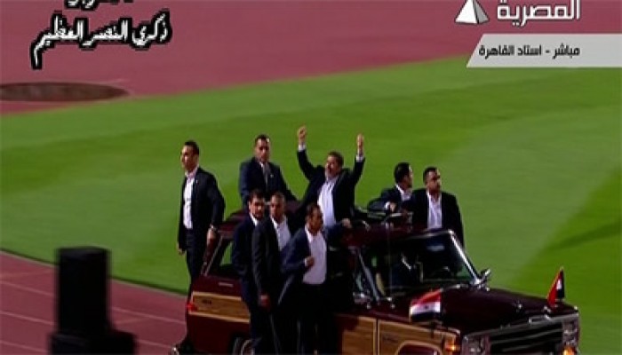 الرئيس مرسي يطوف إستاد القاهرة لتحية الجماهير