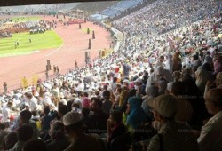 الأناشيد الوطنية تزلزل إستاد القاهرة.. والجماهير تهتف: "رئيسنا مرسي"