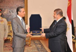 الرئيس يمنح السادات والشاذلي قلادة النيل في ذكرى أكتوبر