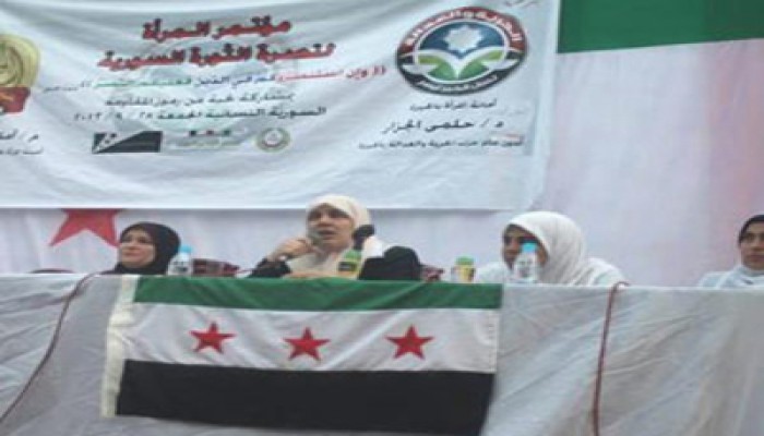 سيدة تتبرع بقرطها الذهبي لنصرة سوريا