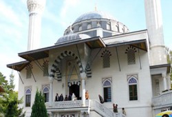 الأذان يرفع قريبًا من أول مئذنة بالسويد