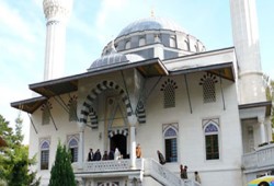 الأذان يرفع قريبًا من أول مئذنة بالسويد