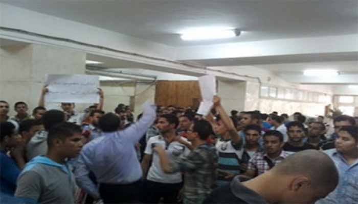 طلاب تجارة الزقازيق يرفضون ارتفاع سعر الكتاب الجامعي