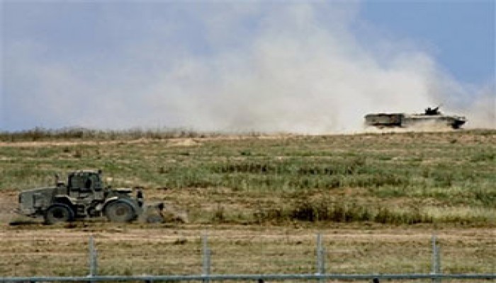 قوات الاحتلال تتوغل شمال غزة وتجرف أراضي زراعية