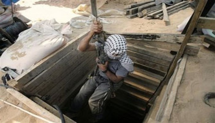 مصرع وإصابة 3 فلسطينيين في انهيار نفق جنوب غزة