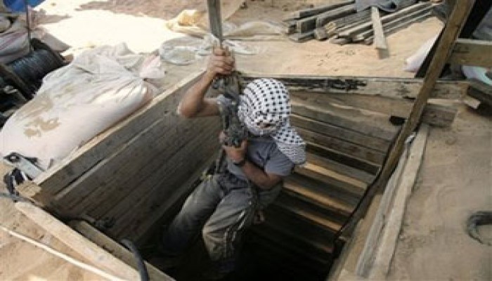 مصرع وإصابة 3 فلسطينيين في انهيار نفق جنوب غزة