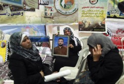 الأسرى الفلسطينيون يضربون عن الطعام تضامنًا مع البرق ورفاقه