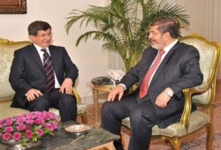 الرئيس مرسي يستقبل وزير الخارجية التركي