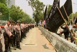 إندونيسيا.. الشرطة تفرق احتجاجات ضد الفيلم المسيء